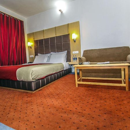 Hôtel Holiday Plaza à Srīnagar Extérieur photo