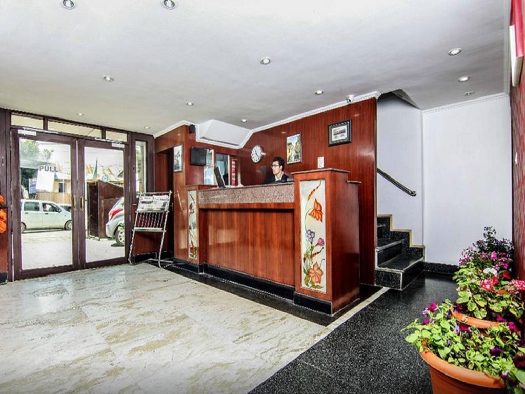 Hôtel Holiday Plaza à Srīnagar Extérieur photo