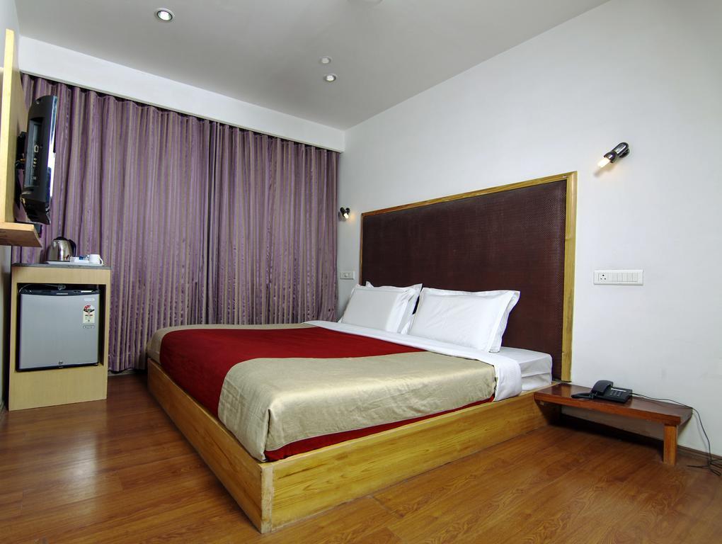 Hôtel Holiday Plaza à Srīnagar Extérieur photo