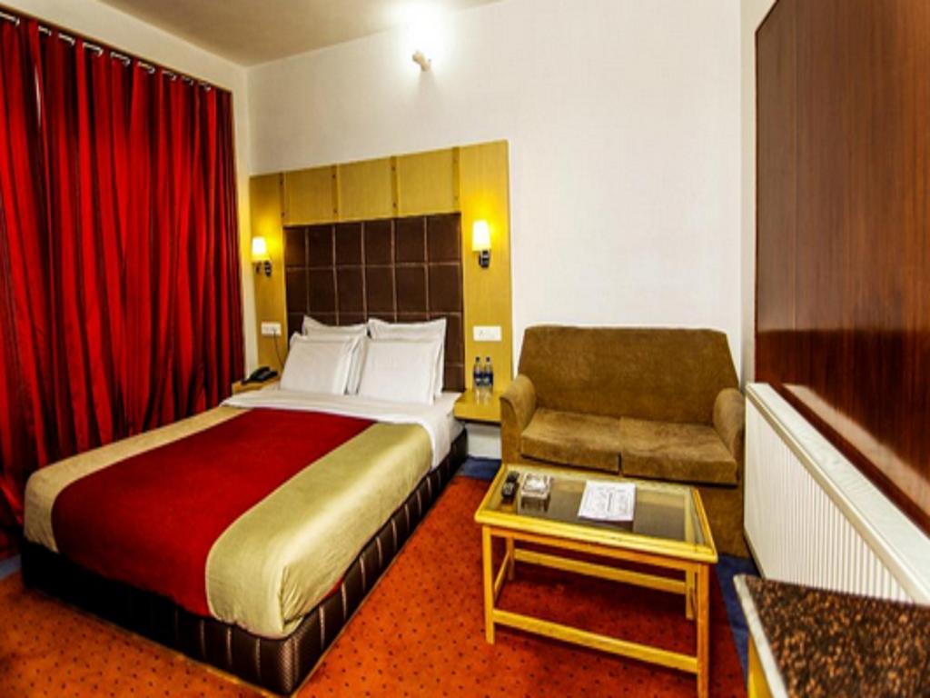 Hôtel Holiday Plaza à Srīnagar Extérieur photo