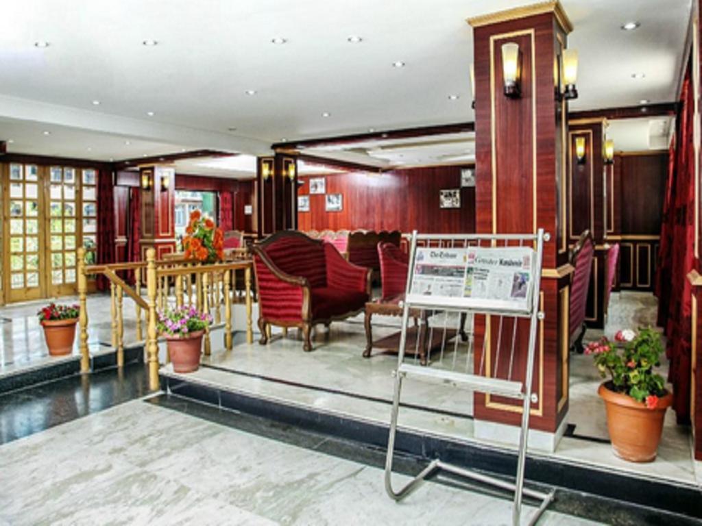 Hôtel Holiday Plaza à Srīnagar Extérieur photo