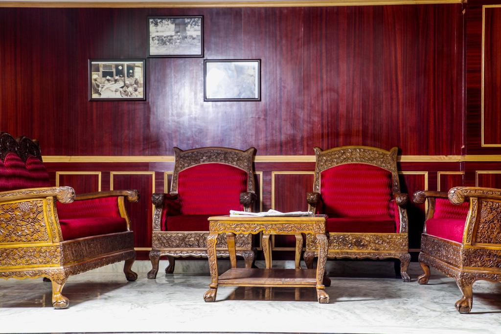 Hôtel Holiday Plaza à Srīnagar Extérieur photo