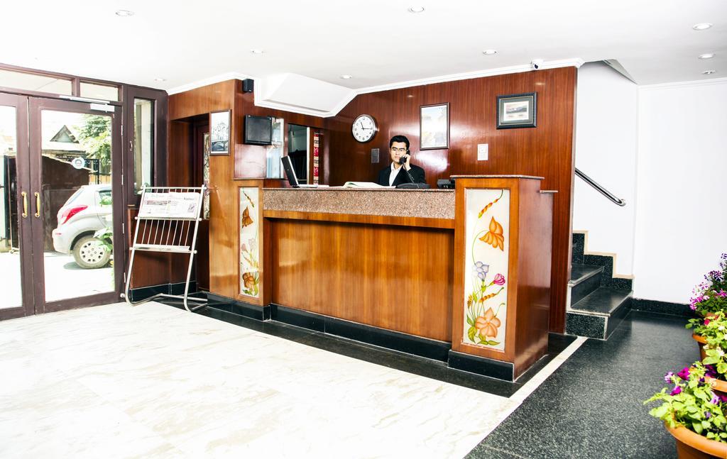 Hôtel Holiday Plaza à Srīnagar Extérieur photo