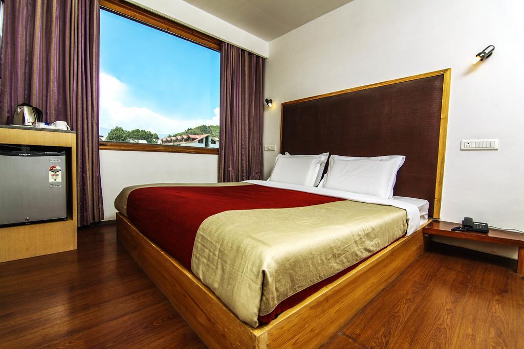 Hôtel Holiday Plaza à Srīnagar Extérieur photo