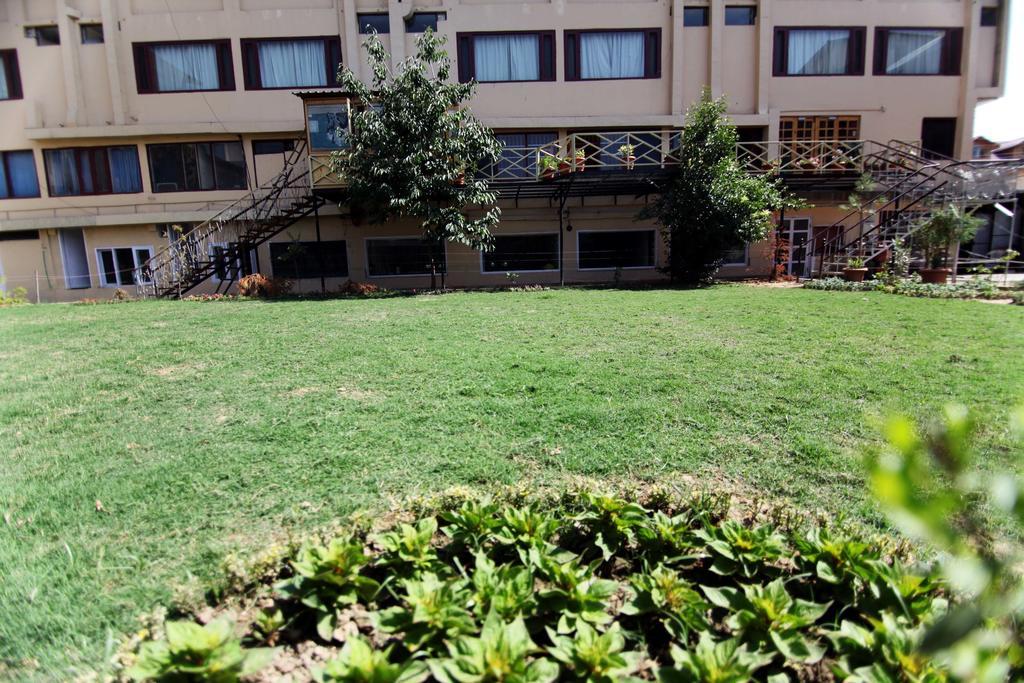 Hôtel Holiday Plaza à Srīnagar Extérieur photo