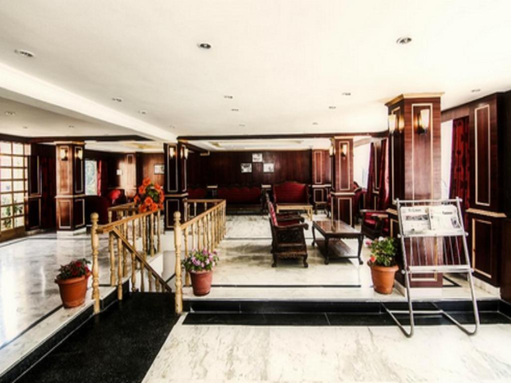 Hôtel Holiday Plaza à Srīnagar Extérieur photo