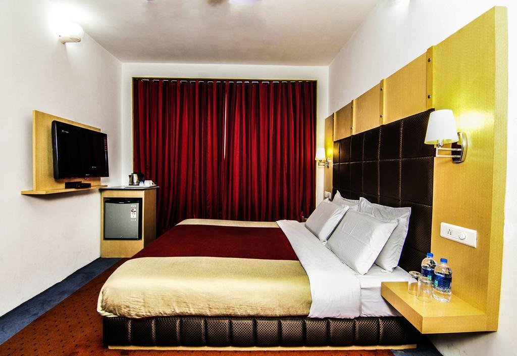 Hôtel Holiday Plaza à Srīnagar Extérieur photo