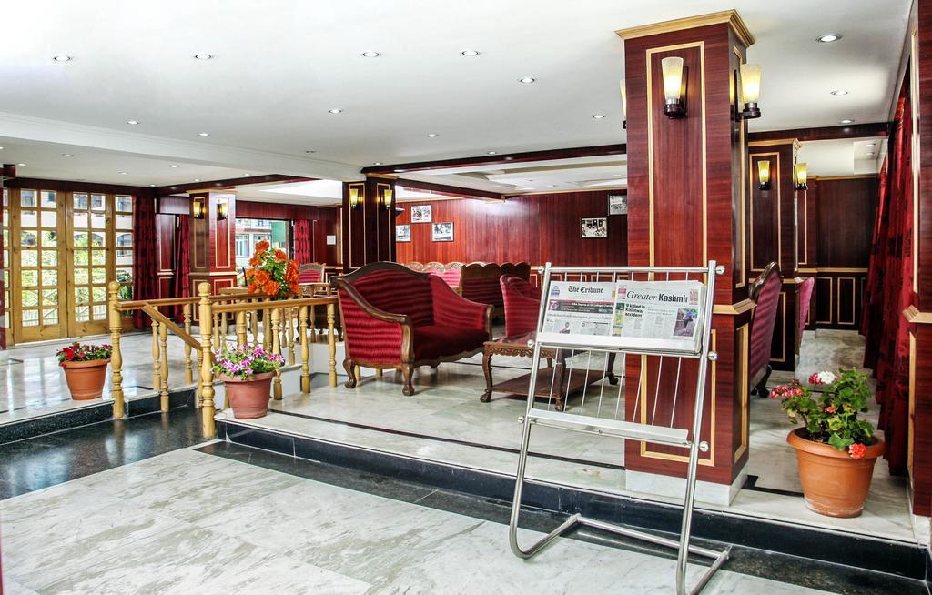 Hôtel Holiday Plaza à Srīnagar Extérieur photo