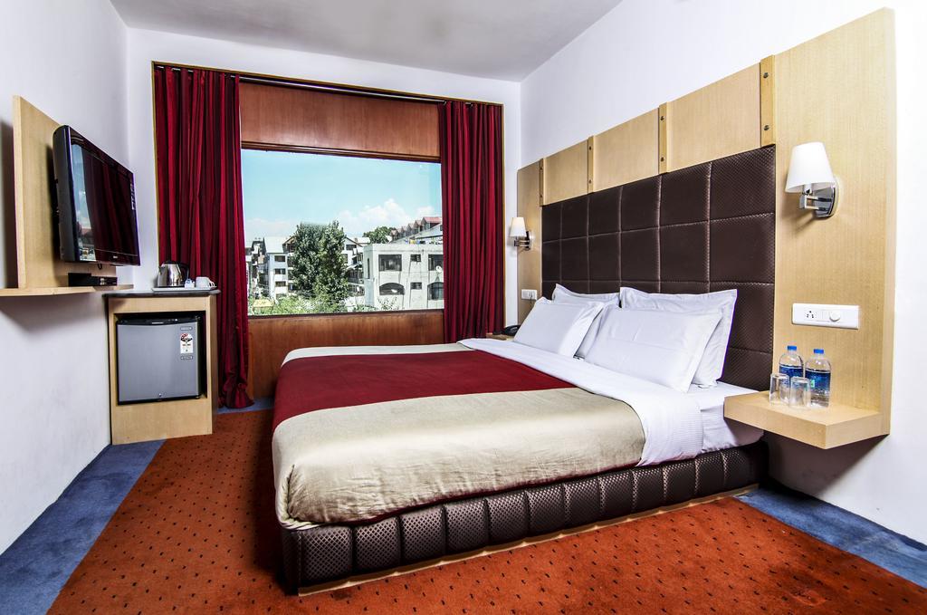 Hôtel Holiday Plaza à Srīnagar Extérieur photo