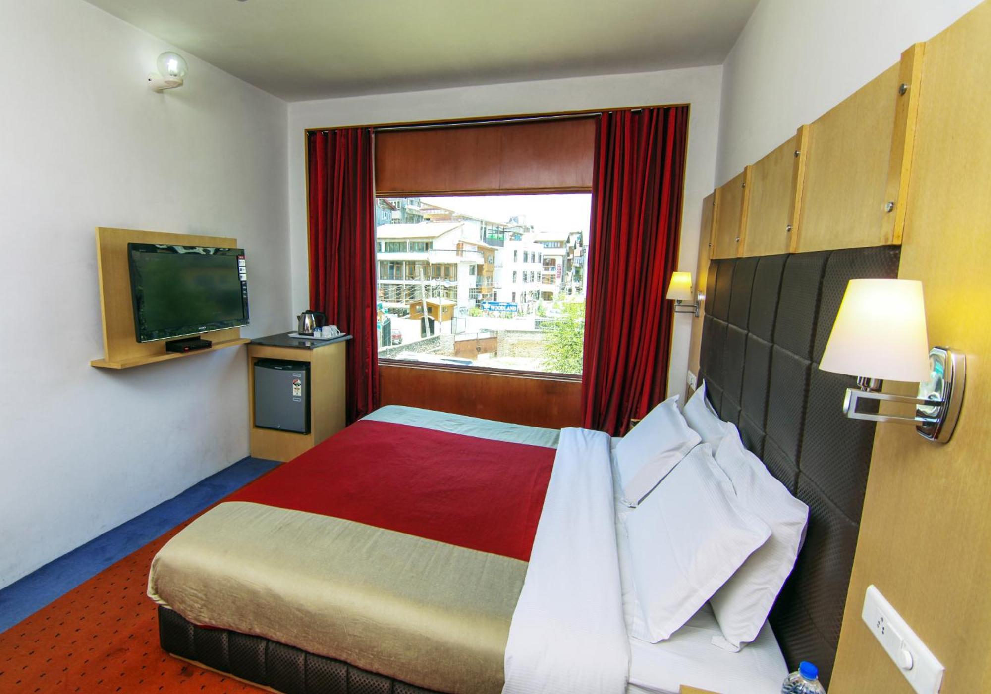 Hôtel Holiday Plaza à Srīnagar Extérieur photo