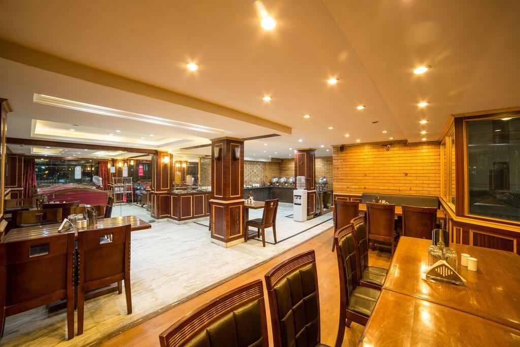 Hôtel Holiday Plaza à Srīnagar Extérieur photo