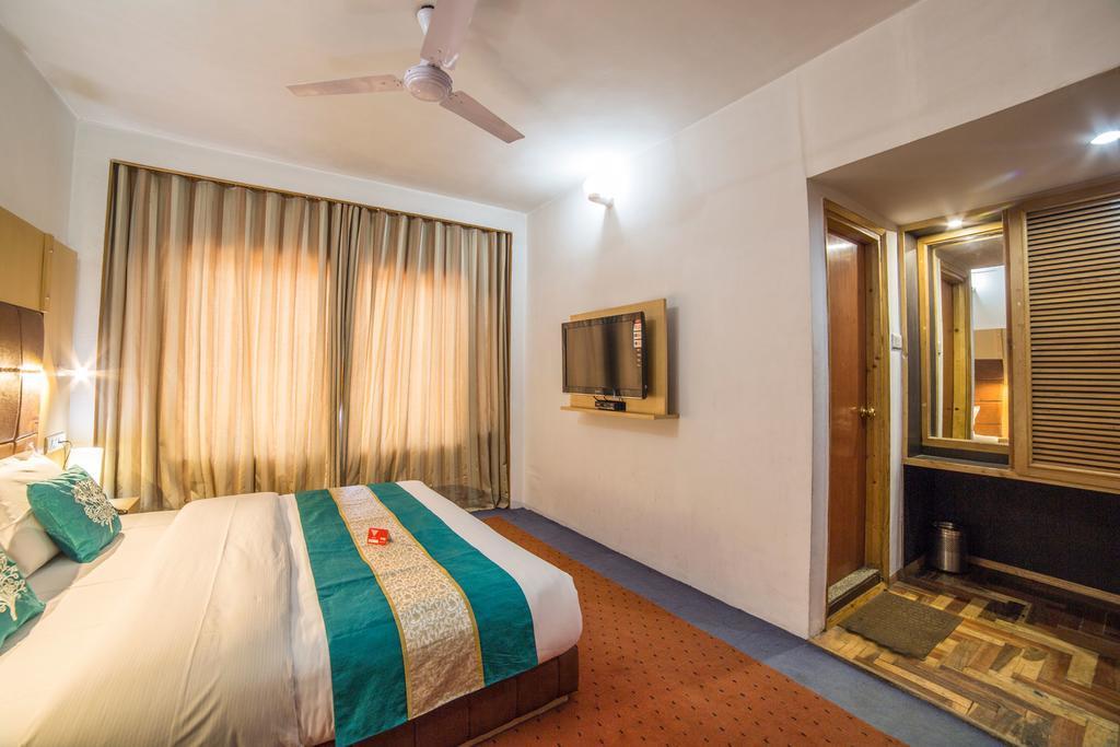 Hôtel Holiday Plaza à Srīnagar Extérieur photo