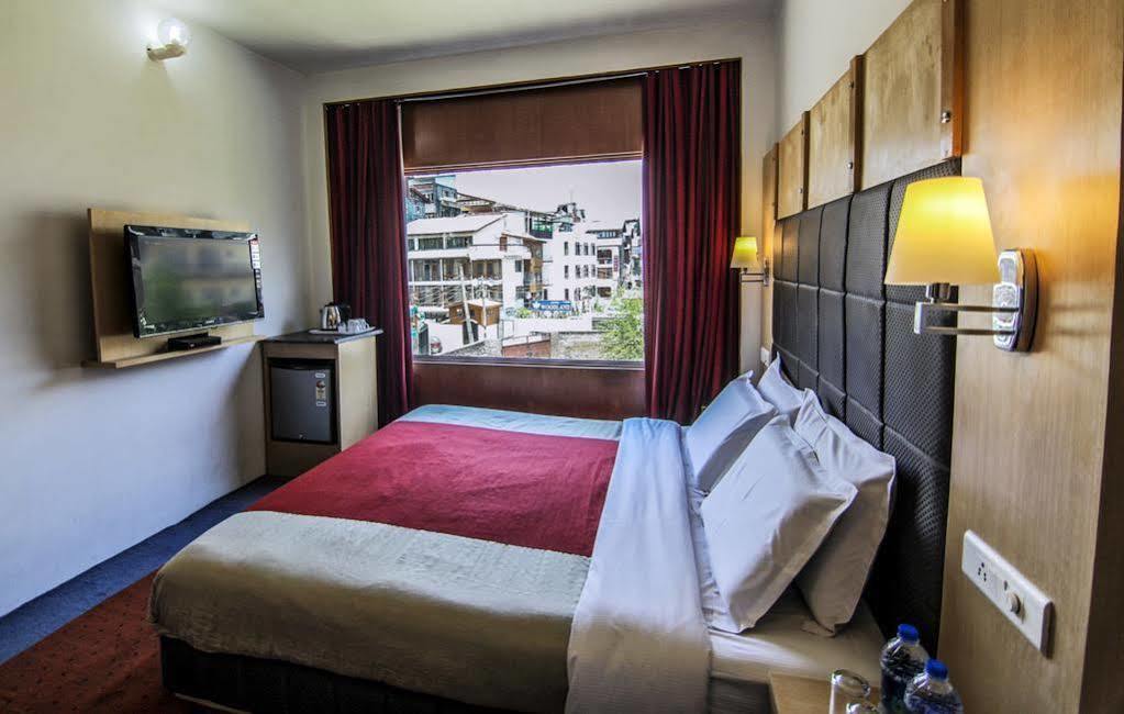 Hôtel Holiday Plaza à Srīnagar Extérieur photo